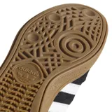 Championes Adidas Busenitz negros con las tres tiras blancas y suela marrón.