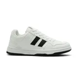 Championes deportivos de estilo urbano, color blanco con dos franjas laterales negras y suela de goma negra. Presentan un diseño de corte bajo con cordones y perforaciones en la puntera.