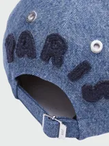 Gorra de béisbol azul denim con logo "AMI" bordado en negro en el frente.