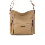 Bandolera morral color beige de símil cuero, con apertura superior con cierre, bolsillos internos, tres bolsillos frontales con cierre metálico y un bolsillo trasero con cierre. Incluye correa larga regulable.