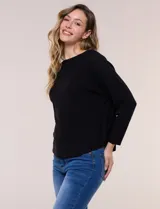 Buzo tejido liviano negro de calce holgado, con escote bote, mangas dolman de corte fluido y ruedo redondeado.