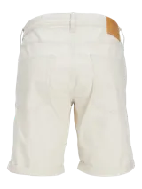 Short chino de jean regular fit color blanco off-white, con efecto lavado, bolsillos laterales y dobladillo revuelto en las piernas.