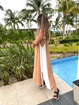 Vestido largo negro con panel lateral blanco, escote en V en la espalda y corte holgado.