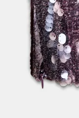 Top corto de cuello halter con escote pronunciado y espalda descubierta, completamente cubierto de lentejuelas.