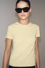 Camiseta de algodón flamé color amarillo claro, con cuello redondo y manga corta de corte regular fit.