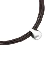 Collar de cuero marrón con múltiples tiras y un dije de bola grande de aleación de metales bañada en plata de ley. Cierre de cadena ajustable en tono plateado.