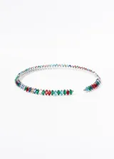 Gargantilla rígida plateada con hilera de zirconias de colores engarzadas.