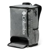 Mochila Columbia de diseño rectangular y estructura rígida, confeccionada en tela gris jaspeada con tecnología Omni-Shield repelente al agua. Cuenta con un compartimento principal con cierre superior, un bolsillo frontal vertical con el logo de la marca estampado en blanco, un bolsillo inferior con cierre, bolsillos laterales elásticos y correas acolchadas para los hombros.