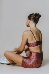 Calza corta tiro alto de cintura ancha con elástico fino en la parte superior. Tejido suave de alta elasticidad con un leve brillo satinado y estampado.