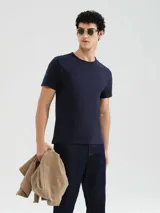 Camiseta celeste de corte slim, cuello redondo y manga corta.