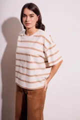 Remera de algodón color crudo con rayas horizontales color café, de corte oversize y mangas cortas.