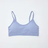 Pack de dos tops tipo bralette de tejido acanalado, uno en color blanco y otro en color azul. Presentan escote redondo, tirantes finos ajustables y diseño sin costuras.