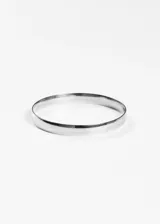 Pulsera esclava ancha plateada de acero quirúrgico hipoalergénico, con forma bombé y 8mm de ancho.