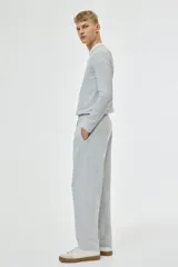 Pantalón de jogging gris claro en felpa de mezcla de algodón, con cintura elástica ajustable con cordón, bolsillos laterales y puños acanalados. Corte estándar.