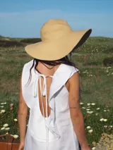 Vestido corto color blanco, sin mangas, con cuello redondo y diseño de corte recto y holgado.