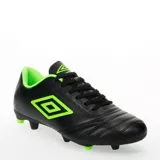 Championes de fútbol Umbro modelo Classico II HG, color negro con detalles en verde neón. Presentan un diseño clásico con costuras en la puntera para mayor control, cierre con cordones y suela con tapones para césped natural firme.