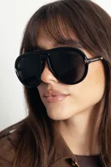 Lentes de sol con armazón estilo aviador en carey marrón y cristales degradados. Cuentan con protección UV400 y están fabricados en policarbonato.