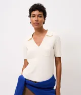 Blusa de manga corta en punto de algodón color crudo, con cuello polo, escote en V y un bolsillo aplicado en el frente.