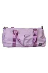 Bolso deportivo color lila, con doble asa corta y correa larga regulable. Tiene cierre superior, bolsillo frontal y bolsillos laterales con cierre.