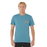 Remera de manga corta color verde con estampado pequeño en el pecho.