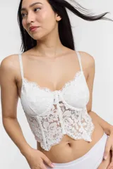 Corset blanco de encaje con tirantes finos regulables.