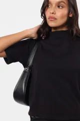 Remera negra de jersey con cuello alto, corte boxy fit y mangas cortas. Estampa transparente centrada en la espalda.