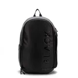 Mochila deportiva negra con diseño funcional, ideal para tenis y pádel. Cuenta con compartimento específico para raquetas con protección climática, compartimento ventilado para calzado, espacio interior para computadora de hasta 16 pulgadas, bolsillos laterales y correas acolchadas ajustables. Fabricada en material resistente al agua.
