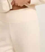 Pantalón flare color crema confeccionado en algodón con viscosa certificada, forro en fleece y cintura elástica.