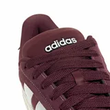 Championes Adidas Grand Court Alpha 00s de color bordó, confeccionados en gamuza con las clásicas tres tiras laterales en blanco y suela de goma color tostado.