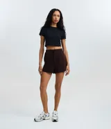 Short básico de microfibra color marrón, con cordón ajustable en la cintura y bolsillos laterales.