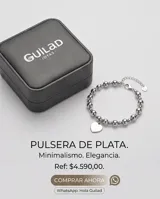 Pulsera de esferas metálicas de plata con dije colgante en forma de corazón.