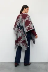 Poncho de jacquard con diseño geométrico en bordeaux, azul marino y gris.