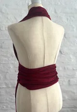 Top de terciopelo color borgoña, con escote halter y espalda descubierta.