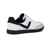 Championes Pony Moma de cuero blanco con puntera de gamuza gris, detalles en azul marino y suela marrón.