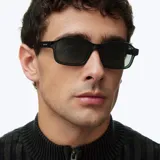 Lentes de sol modelo Fara con armazón rectangular de cantos suavizados en color verde oscuro traslúcido y lentes polarizadas en tono verde oscuro.