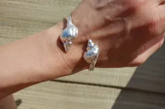 Brazalete rígido abierto de plata 925 con terminales en forma de caracolas.