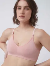 Soutien bralette de microfibra sin costuras color lila, con copas removibles y tirantes regulables.