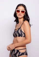 Top de bikini negro con estampado de hojas color beige, breteles finos fijos y gancho en la espalda. Con forro y copas desmontables.