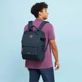 Mochila urbana Cabaia modelo Adventurer Reykjavik, color azul marino con detalles en cuero sintético color suela. Cuenta con un compartimento principal con cierre, bolsillo frontal con cierre, dos asas superiores y correas ajustables.