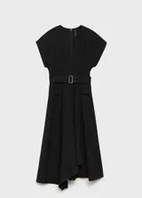 Vestido midi de corte evasé en color negro, con cuello en pico y diseño sin mangas. Presenta un cinturón ajustable con hebilla metálica en la cintura, dos bolsillos con solapa en la parte frontal y un bajo asimétrico.