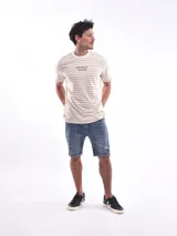 Bermuda slim de denim negro, con bolsillos laterales y traseros, cierre frontal con botón, y cordón ajustable en la cintura.