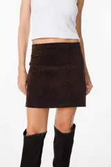 Minifalda de pana color marrón, con corte recto y diseño minimalista.