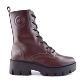 Bota de cuero sintético color marrón con cordones negros, caña media y suela de plataforma con diseño track.