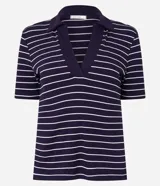 Blusa de ribana azul marino con rayas horizontales blancas, cuello polo en pico y mangas cortas.
