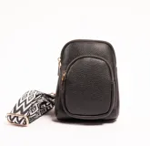 Bandolera negra de cuero sintético con correa ancha de tela estampada en blanco y negro.