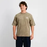 Remera O'Neill manga corta de corte holgado, color beige oscuro con efecto lavado y pequeño estampado tipográfico en el pecho.