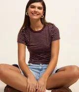 Blusa cropped de rib con cuello redondo y mangas cortas, a rayas horizontales azul marino y blancas.