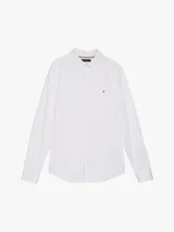 Camisa blanca de corte slim fit, con cuello abotonado, cierre con botones y logo de Tommy Hilfiger bordado en el pecho.