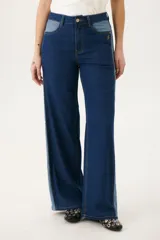 Pantalón de jean azul con corte acampanado y diseño de bloques de color en diferentes tonos de azul.