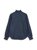 Camisa de denim de corte recto y color azul oscuro, con cuello alto con volados, cierre frontal de botones y mangas largas con puños elásticos fruncidos.